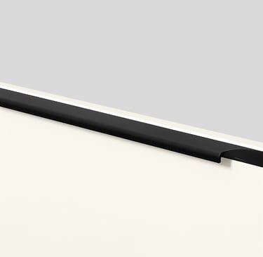 Mattschwarze Griffleiste auf weißer Küchenfront.