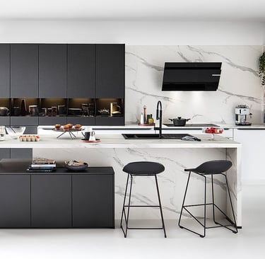 Moderne Küche mit Kochinsel und Marmor-Nischenverkleidung.