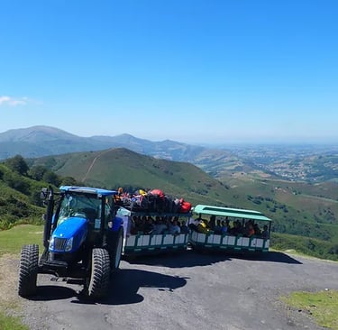 Tracteur qui monte au Baïgura, montagne basque après le village d'Helette