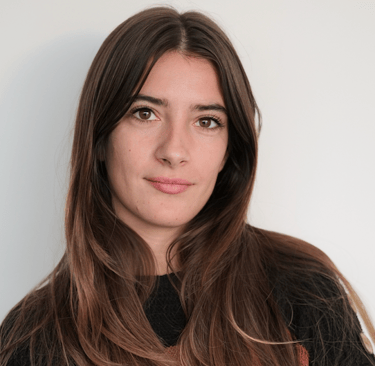 Image professionnel d'Emilie, Brune aux yeux marron dans une ambiance de photo d'entreprise