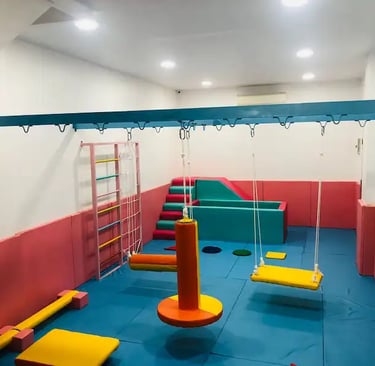 sebuah ruang sensori intergasi anak dengan ayunan perosotan dan kolam bola