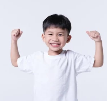 seorang anak berbaju outih dengan senyum yang menandakan kondisi yang sehat dan kuat