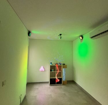 ruang terapi tumbuh kembang anak dengan lampu warna warni
