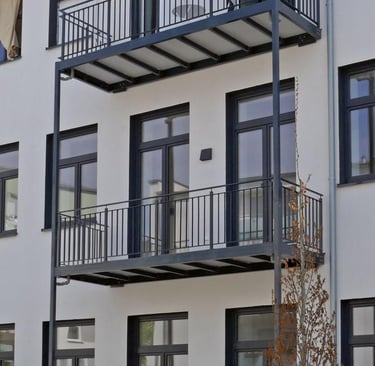 Mehrstöckiger Balkon mit Flachstahlgeländer
