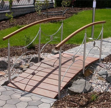 Gartenbrücke mit Holzhandlauf