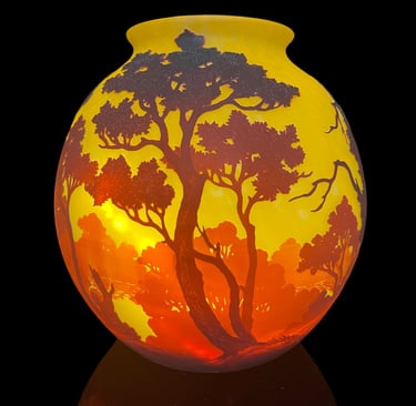 Vase en verre multicouche au paysage lacustre signé Muller Freres