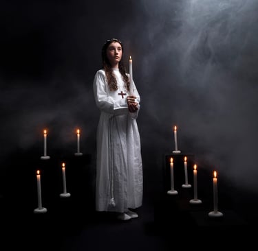 lumbres-saint-omer seance-communion-studio-splendide-avec-bougie-fumee-sur-fond-noir-florent-studio-photographe-fanie-boulogn