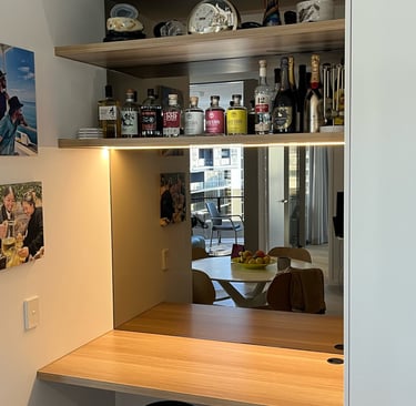 Frameless bronze mirror in bar