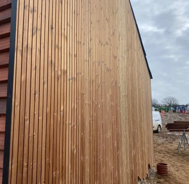 Træbeklædning på moderne facade udført af Bygge & Anlæg ApS