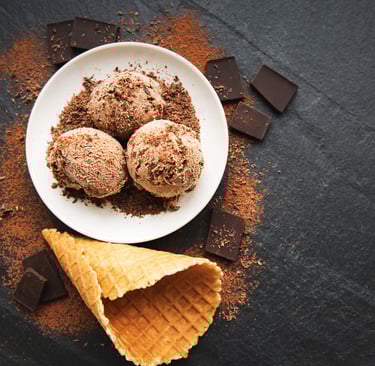 Helado de chocolate con rayadura de cacao natural