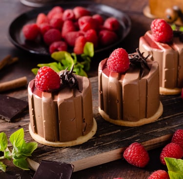 Tiramisú de frutos rojos con trozos de chocolate