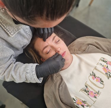 Professionnelle en train de faire un mapping sur des sourcils