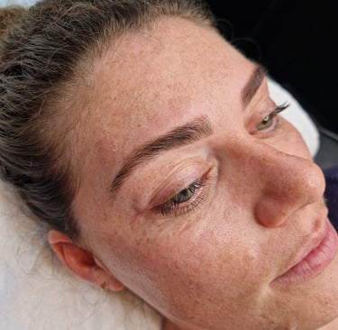 Restructuration des sourcils au fil avec teinture 