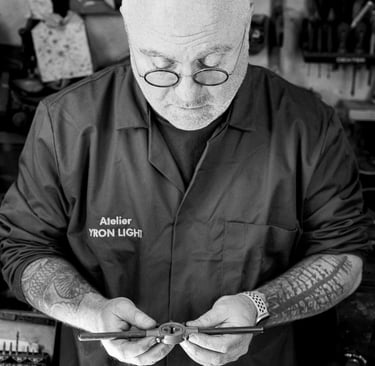 Yann Franconie, artisan fabricant de luminaires dans son atelier