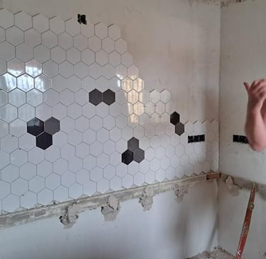 Alex goldene Hände beim Küchenfliesen Meisterwerk in La Marina
