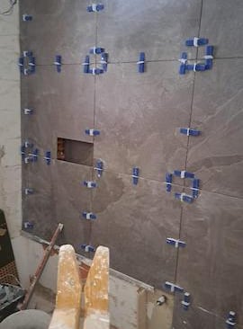 Wandfliesen verlegen im Grossformat Badezimmer La Marina