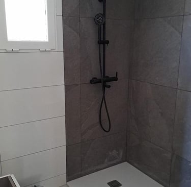 Beendigung des Badezimmer Fliesen verfugt im Badezimmer San Fulgencio
