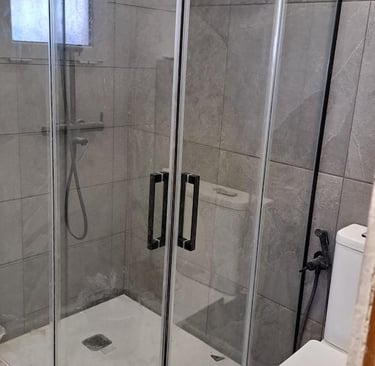 Montieren Des WC und Duschabtrennung im Badezimmer La Marin beendet
