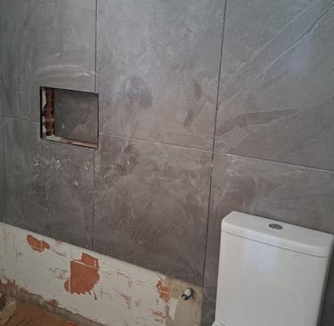 Wandfliesen bereit zur Verfugung im Badezimmer in La Marina, San Fulgencio