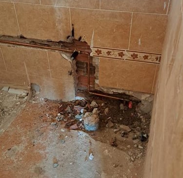 Neue Wasserleitungen Badezimmer 1 Baustelle Markus in La Marina