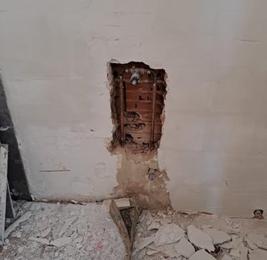 In der Küche neue Wasserleitung in La Marina Baustelle Markus