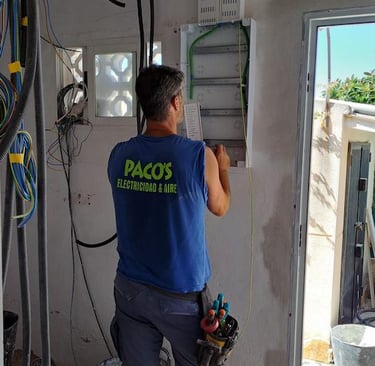 Unser langjährige Elektrofirma bei der Vorbereitung der Schaltkreise in La Marina