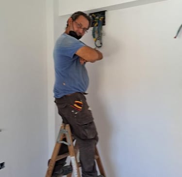 Paraios der Elektriker bei der Installation in La Marina