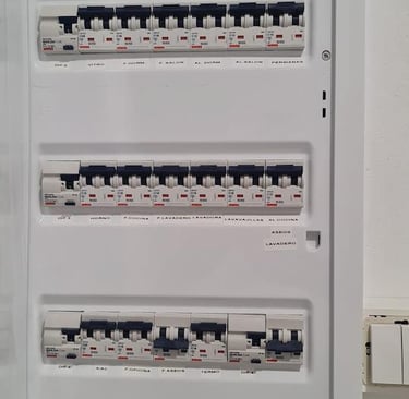 Die Installation der Stromkreise ist abgeschlossen in La Marina Haus von Markus