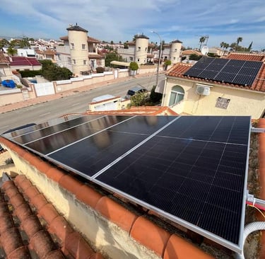 solar-panel-on-the-roof-by-aurea-luxe-general-construction-la-marina