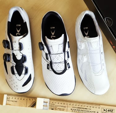 Different cycling shoe shapes and widths compared side by side