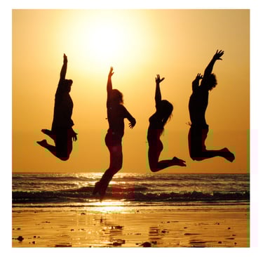 sur une plage au couché du soleil un groupe de personnes sautant en l’air.