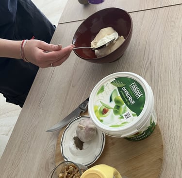 Mayonnaise, saure Sahne und Senf in einer Schüssel vermischen.