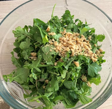 Nüsse zum Salat hinzufügen