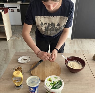 Ein Mädchen schält Knoblauch