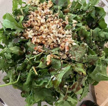 Der Salat wird mit Granatapfelsauce angemacht.