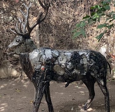 Cerf grandeur nature en métal recyclé, œuvre originale de Moussa Fofana exposée à Dakar