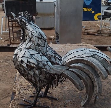 Sculptures métalliques d’un coq, créées à partir de pièces de récupération