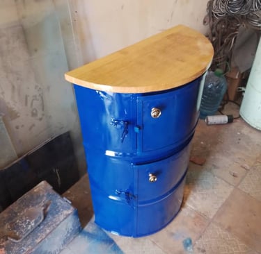 Meuble bleu conçu à partir d’un fût recyclé, alliant fonctionnalité et design métallique