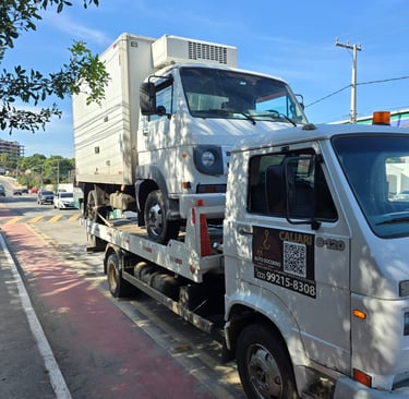 Reboque reforçado transportando carro em Maricá