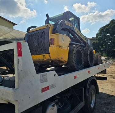 Serviço de transporte de Bobcat no reboque Caliari em Maricá