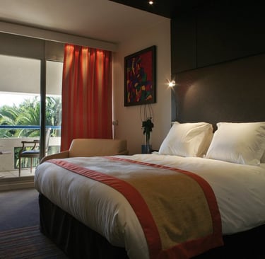 Exemple de chambre supérieure avec balcon de l'Hôtel Vatel à Nîmes