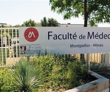 juste à côté du CHU Nîmes, parking réservé aux étudiants, mais parking couvert surveillé à proximité