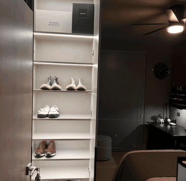 Interior de closet iluminado con repisas organizadas y calzado visible | KARÄNA