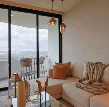 Sala acogedora con sofá en tonos neutros y decoración cálida | KARÄNA