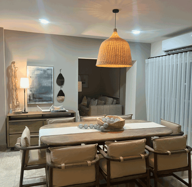 Espacio de comedor con mobiliario en madera, lámpara tejida | KARÄNA