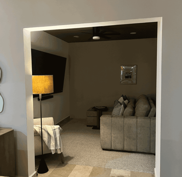 Espacio íntimo con alfombra suave, lámpara de pie y ambiente para entretenimiento | KARÄNA