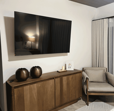 Diseño sobrio con tonos cálidos, pantalla montada y detalles decorativos| KARÄNA