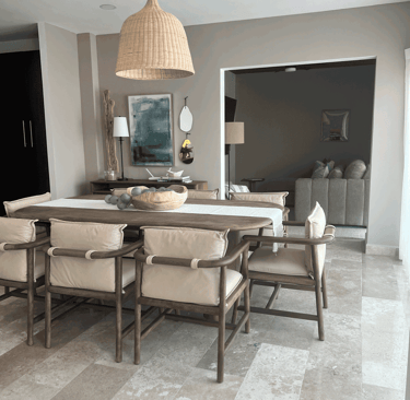 Estilo natural y relajado con sillas tapizadas, mesa de madera y decoración orgánica | KARÄNA