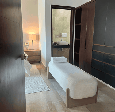Diseño elegante y funcional con transición fluida entre espacios privados y vestidor | KARÄNA