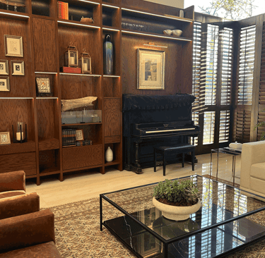 Estantería de madera con iluminación y piano decorativo | KARÄNA